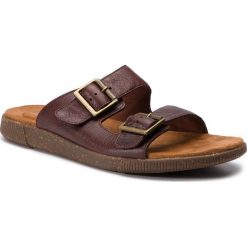 Klapki CLARKS - Vine Cedar 261398047 Mahogany Leather. Pomarańczowe klapki męskie Clarks, ze skóry, bez zapięcia. W wyprzedaży za 209,00 zł.