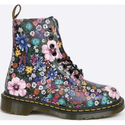 Dr Martens - Botki Pascal WL. Szare buty zimowe damskie marki Dr. Martens, z materiału, na obcasie, na sznurówki. W wyprzedaży za 599,90 zł.