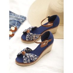 Granatowe Espadryle Davila. Niebieskie koturny damskie Renee, na średnim obcasie, na koturnie, z paskami. Za 79,99 zł.