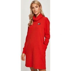 Tommy Jeans - Sukienka. Czerwone sukienki damskie Tommy Jeans, na co dzień, s, bez wzorów, z bawełny, casualowe, z golfem, z długim rękawem, długie, mini, proste. Za 449,90 zł.