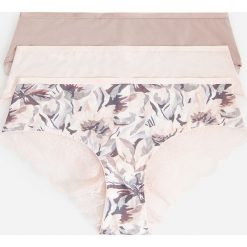 Majtki hipster 3 pack - Różowy. Różowe majtki damskie Reserved, s. W wyprzedaży za 39,99 zł.