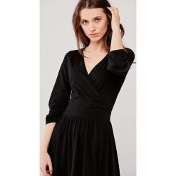 Sukienka Larissa czarna S. Czarne sukienki ciążowe s, bez wzorów, z elastanu, eleganckie, z klasycznym kołnierzykiem, bez rękawów, rozkloszowane. Za 297,00 zł.