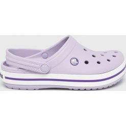 Crocs - Klapki. Fioletowe klapki damskie Crocs, bez wzorów, z materiału, bez obcasa, na obcasie. W wyprzedaży za 179,90 zł.