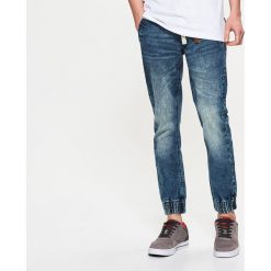 Joggery - Niebieski. Niebieskie joggery męskie marki Cropp, m, z jeansu. W wyprzedaży za 89,99 zł.