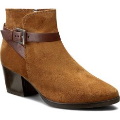 Botki CLARKS - Christabel Eva 261221894 Tan Suede. Brązowe botki damskie skórzane marki Clarks, na jesień, eleganckie, z paskami. W wyprzedaży za 359,00 zł.