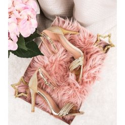 Sandałki damskie Laura Mode J-28 Złote. Żółte sandały damskie LAURA MODE, bez wzorów, z tworzywa sztucznego, eleganckie, bez obcasa, na obcasie, bez zapięcia. Za 99,00 zł.