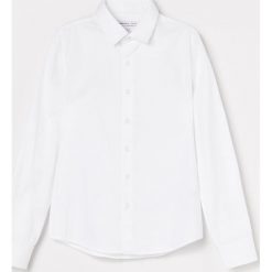 Elegancka biała koszula -. Białe koszule męskie Reserved, bez wzorów, eleganckie, bez kołnierzyka, bez rękawów. Za 69,99 zł.