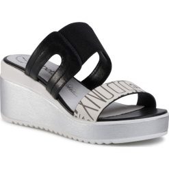 Klapki BETSY - 907046/01-01 Black/White. Czarne klapki damskie Betsy, bez wzorów, ze skóry ekologicznej, bez obcasa, na koturnie. W wyprzedaży za 139,00 zł.