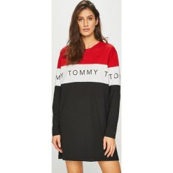Tommy Jeans - Sukienka. Sukienki damskie Tommy Jeans, na co dzień, s, z nadrukiem, z bawełny, casualowe, z okrągłym kołnierzem, bez rękawów, mini, proste. W wyprzedaży za 249,90 zł.