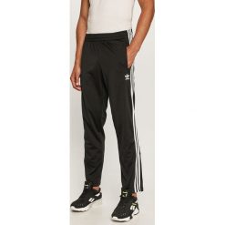 Adidas Originals - Spodnie. Czarne spodnie męskie adidas Originals, s, z aplikacjami, z poliesteru. Za 249,90 zł.