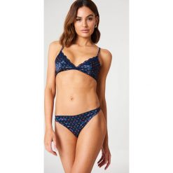 NA-KD Lingerie Satynowe stringi - Blue. Niebieskie stringi damskie NA-KD Lingerie, s, w paski, z satyny. W wyprzedaży za 21,88 zł.