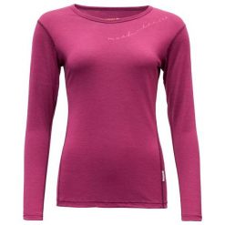 Devold Koszulka Damska Muldal Woman Shirt W/Print Plum S. Czerwone koszulki damskie termoaktywne marki Devold, s, bez wzorów, z wełny, bez kołnierzyka, z długim rękawem, długie, bez kaptura, outdoorowe. W wyprzedaży za 249,00 zł.