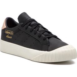 Buty adidas - Everyn W CQ2003 Cblack/Cblack/Ashpea. Czarne półbuty damskie Adidas, bez wzorów, ze skóry, bez obcasa, na płaskiej podeszwie, bez zapięcia. W wyprzedaży za 269,00 zł.