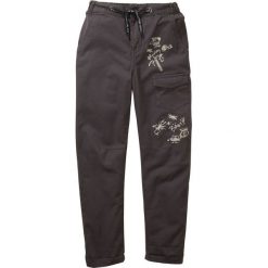 Spodnie chino z elastycznym paskiem bonprix szary łupkowy z nadrukiem. Szare spodnie chłopięce bonprix, z nadrukiem, klasyczne. Za 44,99 zł.
