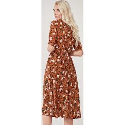 Sukienka Livia Sylvata 42 brązowy. Pomarańczowe sukienki damskie na lato, s, z wiskozy, eleganckie, midi. Za 297,00 zł.