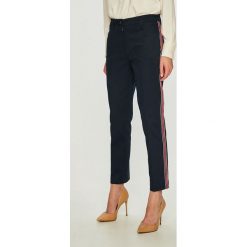 Tommy Hilfiger - Spodnie. Niebieskie spodnie damskie TOMMY HILFIGER, bez wzorów, z elastanu, casualowe. W wyprzedaży za 379,90 zł.