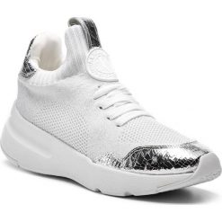 Sneakersy DKNY - Pamela K4899682 Wht/Silver Wtl. Białe półbuty damskie DKNY, bez wzorów, ze skóry, bez obcasa, na płaskiej podeszwie, bez zapięcia. W wyprzedaży za 539,00 zł.