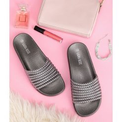 Klapki damskie Laura Mode LS-110 Grafitowe. Szare klapki damskie LAURA MODE, bez wzorów, z gumy, bez obcasa, na płaskiej podeszwie. Za 59,00 zł.