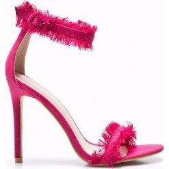 Public Desire - Sandały Effy Pink Denim. Różowe rzymianki damskie Public Desire, z denimu, na obcasie. W wyprzedaży za 79,90 zł.