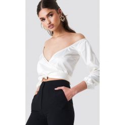 Iva Nikolina x NA-KD Satynowy top z odkrytymi ramionami - White. Białe topy damskie Iva Nikolina x NA-KD, w paski, z satyny, bez kołnierzyka. W wyprzedaży za 66,97 zł.