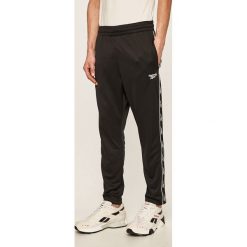 Reebok Classic - Spodnie. Czarne spodnie męskie Reebok Classic, s, bez wzorów, z poliesteru, sportowe. Za 199,90 zł.