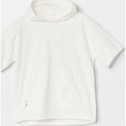 Bawełniany t-shirt z kapturem - Kremowy. Białe t-shirty męskie Reserved, bez wzorów, z bawełny, z kapturem. Za 34,99 zł.