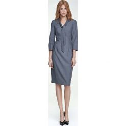 Szara Sukienka Elegancka z Wiązaniem przy Dekolcie. Szare bez kategorii marki Molly.pl, na co dzień, l, z tkaniny, eleganckie, dopasowane. Za 159,90 zł.