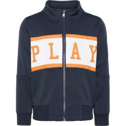 Bluza "Nasim" w kolorze granatowym. Niebieskie bluzy niemowlęce name it boys, z nadrukiem, bez rękawów, bez kaptura. W wyprzedaży za 65,95 zł.