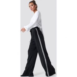 Luisa Lion x NA-KD Szerokie spodnie - Black. Czarne spodnie damskie marki Luisa Lion x NA-KD, w paski, z podwyższonym stanem. Za 202,95 zł.
