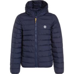 Timberland Kurtka zimowa marine. Niebieskie kurtki chłopięce zimowe marki Timberland, z materiału, marine. W wyprzedaży za 359,20 zł.