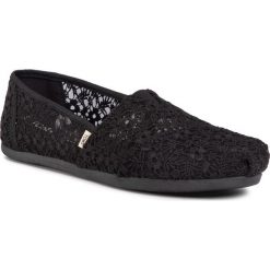 Półbuty TOMS - Classic 10015063 Black Floral Lace. Czarne półbuty damskie Toms, na co dzień, bez wzorów, z tworzywa sztucznego, bez obcasa, na płaskiej podeszwie, bez zapięcia. Za 249,00 zł.