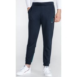 Armani Exchange Spodnie dresowe Niebieski. Niebieskie spodnie męskie Armani Exchange, xxl, bez wzorów, z bawełny. Za 571,95 zł.