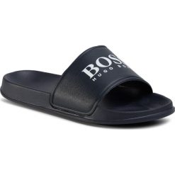 Klapki BOSS - J29199 D Navy 849. Niebieskie sandały chłopięce Boss, ze skóry ekologicznej, bez zapięcia. W wyprzedaży za 129,00 zł.