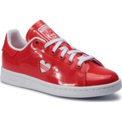 Buty adidas - Stan Smith W G28136 Actred/Ftwwht/Actred. Czerwone buty sportowe damskie Adidas, na co dzień, bez wzorów, ze skóry, bez obcasa, na płaskiej podeszwie, bez zapięcia. W wyprzedaży za 279,00 zł.