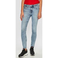 Calvin Klein Jeans - Jeansy CKJ 011. Niebieskie jeansy damskie marki Calvin Klein Jeans, bez wzorów, z elastanu. Za 499,90 zł.