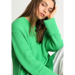 Hope MOON Sweter pea green. Zielone swetry klasyczne damskie marki Hope, z bawełny. Za 929,00 zł.