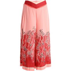 Free People OFF THE GRID PRINTED CULOTTES Spodnie materiałowe red. Czerwone spodnie damskie marki Free People, m, bez wzorów, z poliesteru. W wyprzedaży za 350,35 zł.