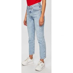 Levi's - Jeansy 501. Niebieskie jeansy damskie Levi's®, s, z podwyższonym stanem. W wyprzedaży za 379,90 zł.