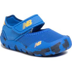 Sandały NEW BALANCE - IO208RB2 Niebieski. Niebieskie sandały chłopięce New Balance, ze skóry ekologicznej, bez zapięcia. W wyprzedaży za 99,00 zł.