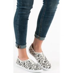 WSUWANE TENISÓWKI. Czarne trampki i tenisówki damskie SHELOVET, bez wzorów, bez zapięcia. Za 32,90 zł.