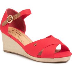 Sandały WRANGLER - Jazz Mila' WL01520A Red 087. Czerwone klapki damskie Wrangler, bez wzorów, ze skóry ekologicznej, bez obcasa, na obcasie. W wyprzedaży za 159,00 zł.