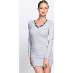 Jasnoszara Sukienka By Now. Szare sukienki damskie Born2be, s, bez wzorów, z dzianiny, z dekoltem w serek, bez rękawów, długie, mini, dopasowane. Za 74,99 zł.