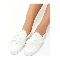 Białe Slip On Juko. Białe trampki damskie slip on Born2be. Za 49,99 zł.