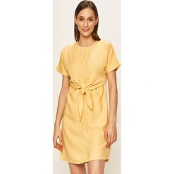Vero Moda - Sukienka. Żółte sukienki damskie Vero Moda, na co dzień, s, bez wzorów, z lyocellu, casualowe, z okrągłym kołnierzem, z krótkim rękawem, krótkie, mini, proste. Za 169,90 zł.