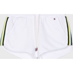 Tommy Hilfiger - Szorty dziecięce 128-176 cm. Białe spodenki dziewczęce TOMMY HILFIGER, bez wzorów, z bawełny, casualowe. W wyprzedaży za 139,90 zł.
