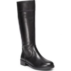 Kozaki TAMARIS - 1-25550-23 Black 001. Czarne kozaki damskie Tamaris, ze skóry, bez obcasa, na obcasie, bez zapięcia. W wyprzedaży za 319,00 zł.