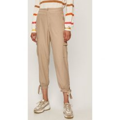 Tommy Jeans - Spodnie. Brązowe spodnie damskie Tommy Jeans, bez wzorów, z bawełny. Za 449,90 zł.