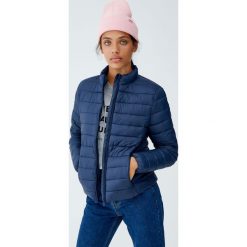Pikowana kurtka basic. Niebieskie kurtki damskie pikowane marki Pull&Bear. Za 79,90 zł.