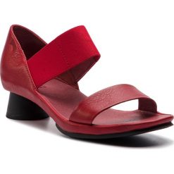 Sandały CAMPER - Alright Sandal K200770-003 Red. Czerwone klapki damskie Camper, bez wzorów, ze skóry, bez obcasa, na obcasie. W wyprzedaży za 339,00 zł.