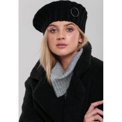 Czarna Czapka Hernandez. Czarne czapki damskie Renee, z aplikacjami, z dzianiny. Za 69,99 zł.